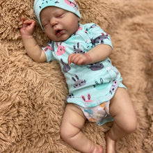 Laden Sie das Bild in den Galerie-Viewer, 22 Zoll lebensechte entzückende Reborn Babypuppe handgemachte realistische schlafende kuschelige Babypuppen Geschenk