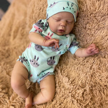 Laden Sie das Bild in den Galerie-Viewer, 22 Zoll lebensechte entzückende Reborn Babypuppe handgemachte realistische schlafende kuschelige Babypuppen Geschenk