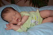 Laden Sie das Bild in den Galerie-Viewer, 22 Zoll entzückende lebensechte Reborn-Babypuppe, handgefertigt, realistisch, schlafend, kuscheliges Baby, Geschenk für Kinder