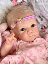 Carica l'immagine nel visualizzatore di Gallery, Bettie 18 Inch Realistic Reborn Baby Dolls Cloth Body Lifelike Newborn Baby Dolls Girl Lovely Preemie Baby Doll