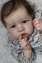 Carregar imagem no visualizador da galeria, 22 inch Lovely Adorable Lifelike Reborn Baby Dolls Realistic Cuddly Newborn Baby Dolls Gift