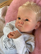 Carica l'immagine nel visualizzatore di Gallery, 18 Inch Realistic Reborn Baby Dolls Soft Silicone Vinyl Lifelike Newborn Baby Dolls Girl Lovely Preemie Baby Doll