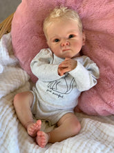 Carica l'immagine nel visualizzatore di Gallery, 18 Inch Realistic Reborn Baby Dolls Soft Silicone Vinyl Lifelike Newborn Baby Dolls Girl Lovely Preemie Baby Doll