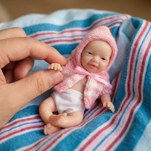 Laden Sie das Bild in den Galerie-Viewer, Pinky Reborn Mini Realistic Reborn Baby Doll Girl 6 Inch 15cm Solid Silicone Doll Newborn Baby Dolls Silicone Full Body Palm Doll Toy