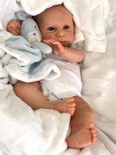 Load image into Gallery viewer, 18 inch Adorable Realistic Reborn Baby Doll Lifelike Soft Silicone Lovely Newborn Baby Dolls Girl Cuddly Toddler Baby Dolls Gift for Kids