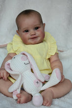 Load image into Gallery viewer, 24 Inch Lifelike Adorable Realistic Newborn Baby Dolls Lovely Reborn Baby Dolls Girl Maddie