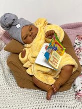 画像をギャラリービューアに読み込む, 20-Inch Realistic Black Reborn Baby Girl Doll | Full Vinyl Sleeping Newborn with Curly Black Hair & Yellow Sleep Gown | Lifelike Skin Touch, Poseable Limbs, Eyes Closed