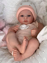 Carica l'immagine nel visualizzatore di Gallery, 18 inch Lovely Lifelike Reborn Baby Doll Realistic Soft Silicone Newborn Baby Dolls Girl Cuddly Toddler Baby Dolls Girl
