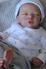 Carica l'immagine nel visualizzatore di Gallery, 19inch Cuddler Lifelike Reborn Baby Doll Sleeping Realistic Newborn Baby Doll Cloth Body Baby Dolls