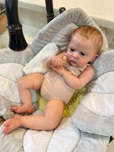 Laden Sie das Bild in den Galerie-Viewer, 23 Zoll kuschelige Reborn Babypuppe weichen Stoffkörper Babypuppe Kleinkind Reborn Baby Boy