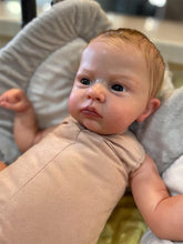 Laden Sie das Bild in den Galerie-Viewer, 23 Zoll kuschelige Reborn Babypuppe weichen Stoffkörper Babypuppe Kleinkind Reborn Baby Boy