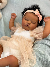 Laden Sie das Bild in den Galerie-Viewer, Pinky Reborn Reborn Baby Dolls Black Girl Brown Skin 18 Inch Silicone Biracial Reborn Toddler Baby Doll Realistic Toddler Black African American Dolls with Hair Feeding Kit & Gift for Kids
