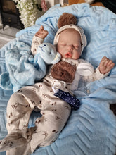 Laden Sie das Bild in den Galerie-Viewer, 22 Zoll entzückende lebensechte Reborn Babypuppe Mädchen handgemachte realistische schlafende kuschelige Babypuppen