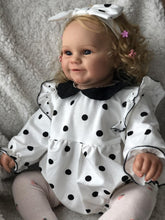 Cargar imagen en el visor de la galería, 24 Inch Realistic Newboen Baby Dolls Girl Maddie Soft Silicone Cloth Body Lifelike Reborn Baby Doll That Look Real Newborn Cuddly Baby Doll Gift for Kids