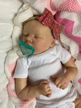 Загрузить изображение в средство просмотра галереи, 18 Inch Real Life Size Reborn Baby Dolls Silicone Lifelike Reborn Baby Girl Realistic Newborn Baby Dolls