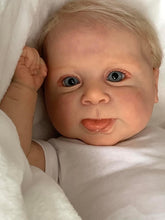 Laden Sie das Bild in den Galerie-Viewer, 18 inch Adorable Realistic Reborn Baby Doll Lifelike Soft Silicone Lovely Newborn Baby Dolls Girl Cuddly Toddler Baby Dolls Gift for Kids
