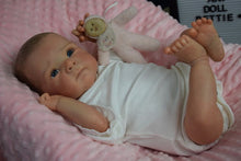 Carica l&#39;immagine nel visualizzatore di Gallery, 18 Inches Cute Reborn Newborn Baby Doll Lifelike Baby Doll Handmade Reborn Baby Doll That Look Real
