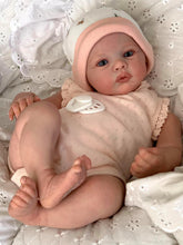 Carica l&#39;immagine nel visualizzatore di Gallery, 18 inch Lovely Lifelike Reborn Baby Doll Realistic Soft Silicone Newborn Baby Dolls Girl Cuddly Toddler Baby Dolls Girl
