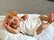 Cargar imagen en el visor de la galería, 19 inch 48cm Gallery-Level Reborn Baby Irys- Hand-Painted Portrait, Cloth Body + Deep Blush Bow &amp; Strapless Romper
