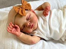 Cargar imagen en el visor de la galería, 19 inch 48cm Gallery-Level Reborn Baby Irys- Hand-Painted Portrait, Cloth Body + Deep Blush Bow &amp; Strapless Romper
