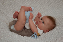 Laden Sie das Bild in den Galerie-Viewer, 18 inch Adorable Realistic Reborn Baby Dolls Soft Cloth Body Blue Eyes Baby Doll Lifelike Newborn Baby Dolls Sebby
