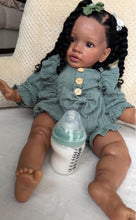 Laden Sie das Bild in den Galerie-Viewer, Reborn Toddler Dolls Black Girl Pippa 26 Inch 66 cm Big Eyes Realistic Reborn Baby Dolls Soft Cloth Body, African American Real Life Baby Doll, Lifelike Newborn Babies Doll Toy
