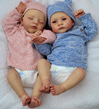 Carica l&#39;immagine nel visualizzatore di Gallery, Pinky Reborn 19&quot; Soft Body Twin Dolls in Gift Box Hand-Painted Reborn Twin Baby Dolls Set
