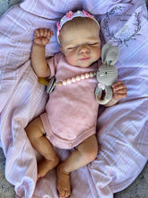 Laden Sie das Bild in den Galerie-Viewer, 18 Inch Sleeping Reborn Baby Dolls Girl Handmade Lifelike Newborn Baby Doll Gift for Kids

