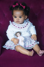 Laden Sie das Bild in den Galerie-Viewer, 22 Inch Lovely Reborn Baby Dolls Dark Brown Skin Newborn Toddler Handmade Reborn Baby Dolls Girl
