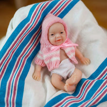 Laden Sie das Bild in den Galerie-Viewer, Pinky Reborn Mini Realistic Reborn Baby Doll Girl 6 Inch 15cm Solid Silicone Doll Newborn Baby Dolls Silicone Full Body Palm Doll Toy

