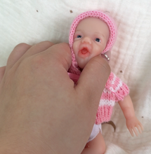 Laden Sie das Bild in den Galerie-Viewer, Pinky Reborn Mini Realistic Reborn Baby Doll Girl 6 Inch 15cm Solid Silicone Doll Newborn Baby Dolls Silicone Full Body Palm Doll Toy

