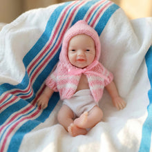 Laden Sie das Bild in den Galerie-Viewer, Pinky Reborn Mini Realistic Reborn Baby Doll Girl 6 Inch 15cm Solid Silicone Doll Newborn Baby Dolls Silicone Full Body Palm Doll Toy
