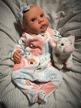 Laden Sie das Bild in den Galerie-Viewer, 20inch Lovely Realistic Newborn Baby Dolls Girl Lifelike Cuddly Silicone Reborn Baby Dolls Gift for Kids
