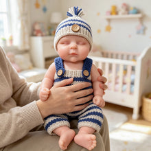 Cargar imagen en el visor de la galería, 18" Weighted Silicone Reborn Doll – 4KG Realistic Baby with Open Mouth &amp; Knitted Clothes
