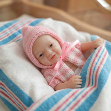 Laden Sie das Bild in den Galerie-Viewer, Pinky Reborn Mini Realistic Reborn Baby Doll Girl 6 Inch 15cm Solid Silicone Doll Newborn Baby Dolls Silicone Full Body Palm Doll Toy
