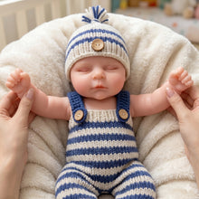 Cargar imagen en el visor de la galería, 18" Weighted Silicone Reborn Doll – 4KG Realistic Baby with Open Mouth &amp; Knitted Clothes
