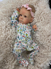 Carica l&#39;immagine nel visualizzatore di Gallery, 18 Inch Lovely Realistic Reborn Baby Dolls Cloth Body Lifelike Newborn Baby Dolls Girl Preemie Baby Doll
