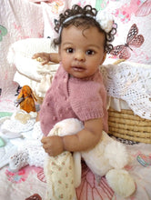Carica l&#39;immagine nel visualizzatore di Gallery, 23 Inch Adorable Reborn Baby Girl Doll Soft Cloth Body Silicone Vinyl Dark Brown Skin African American Realistic Baby Doll Girl Gift for Kids
