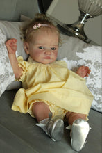 Laden Sie das Bild in den Galerie-Viewer, 24inch LifelikeLovely Reborn Baby Doll Girl Realistic Looking Baby Doll Adorable Toddler Doll Toy

