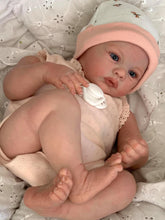 Carica l&#39;immagine nel visualizzatore di Gallery, 18 inch Lovely Lifelike Reborn Baby Doll Realistic Soft Silicone Newborn Baby Dolls Girl Cuddly Toddler Baby Dolls Girl
