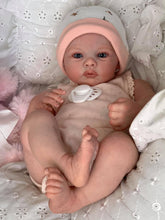 Laden Sie das Bild in den Galerie-Viewer, 18 inch Lovely Lifelike Reborn Baby Doll Realistic Soft Silicone Newborn Baby Dolls Girl Cuddly Toddler Baby Dolls Girl
