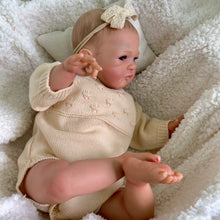 Carica l&#39;immagine nel visualizzatore di Gallery, 20 Inch Cuddly Reborn Baby Doll  Cloth Body Lifelike Lovely Newborn Baby Doll Girl
