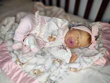 Laden Sie das Bild in den Galerie-Viewer, 22inch Lovely Adorable Lifelike Reborn Baby Doll Realistic Sleeping Cuddly Baby Dolls Gift for Kids
