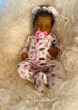 Carica l&#39;immagine nel visualizzatore di Gallery, 19 Inch Adorable Real Reborn Baby Dolls Levi Sleeping Lifelike Reborn Baby Girl Doll Cloth Body Black African American Realistic Reborn Baby Doll Birthday Gift for kids 3+
