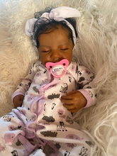 Carica l&#39;immagine nel visualizzatore di Gallery, 19 Inch Adorable Real Reborn Baby Dolls Levi Sleeping Lifelike Reborn Baby Girl Doll Cloth Body Black African American Realistic Reborn Baby Doll Birthday Gift for kids 3+
