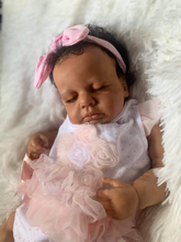 Carica l&#39;immagine nel visualizzatore di Gallery, 20 Inch Lifelike Sleeping Reborn Baby Dolls Girl Handmade Soft Silicone Black African American Cuddly Newborn Reborn Baby Doll Gift for Kids
