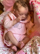 Laden Sie das Bild in den Galerie-Viewer, 18 Inch Cuddly Realistic Newborn Baby Dolls Soft Silicone Real Life Sleeping Adorable Reborn Baby Doll Girl Gift Set for Kids Age 3+
