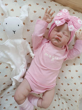 Carregar imagem no visualizador da galeria, 19-inch 49 cm Cloth Body with Closed Eyes, Hand-painted Hair, High Color August
