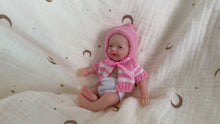 Laden und Abspielen von Videos im Galerie-Viewer, Pinky Reborn Mini Realistic Reborn Baby Doll Girl 6 Inch 15cm Solid Silicone Doll Newborn Baby Dolls Silicone Full Body Palm Doll Toy
