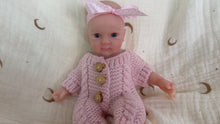 Load and play video in Gallery viewer, Pinky Reborn 8 Inch Mini Reborn Baby Dolls ，Full Silicone Baby Girl,Tiny Silicone Baby Dolls ，Mini Realistic Newborn Baby Doll Bettie with Clothes Set &amp; Feeding Accessories
